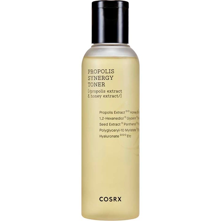 COSRX Full Fit Propolis Synergy Toner 150 ml lystergivande ansiktsvatten i genomskinlig plastflaska med svart lock.