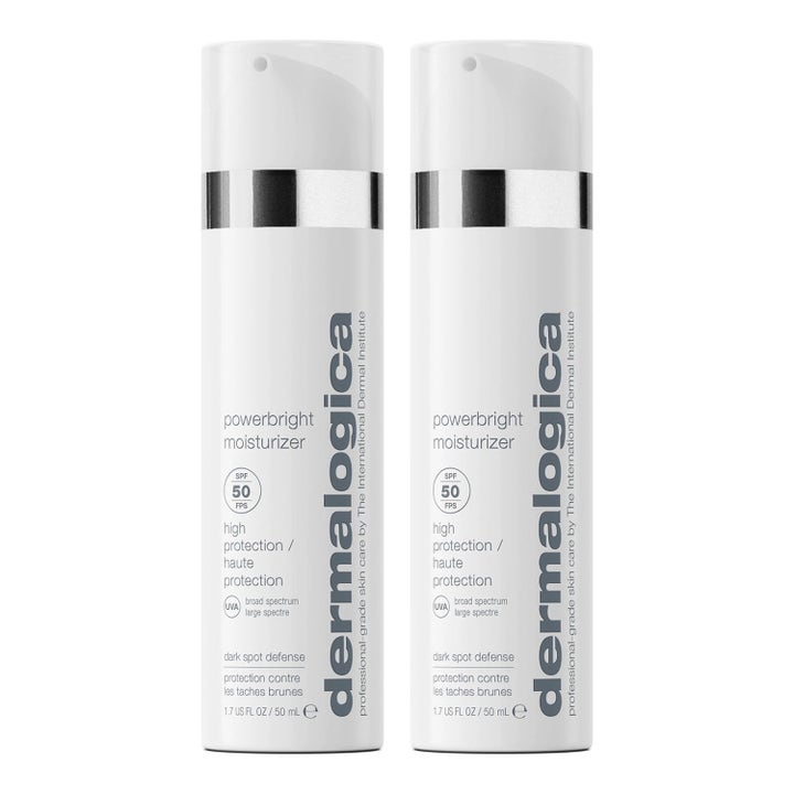Dermalogica Powerbright Moisturizer SPF 50 50 ml dagkräm motverkar pigmentfläckar i två vita flaskor med silverband.