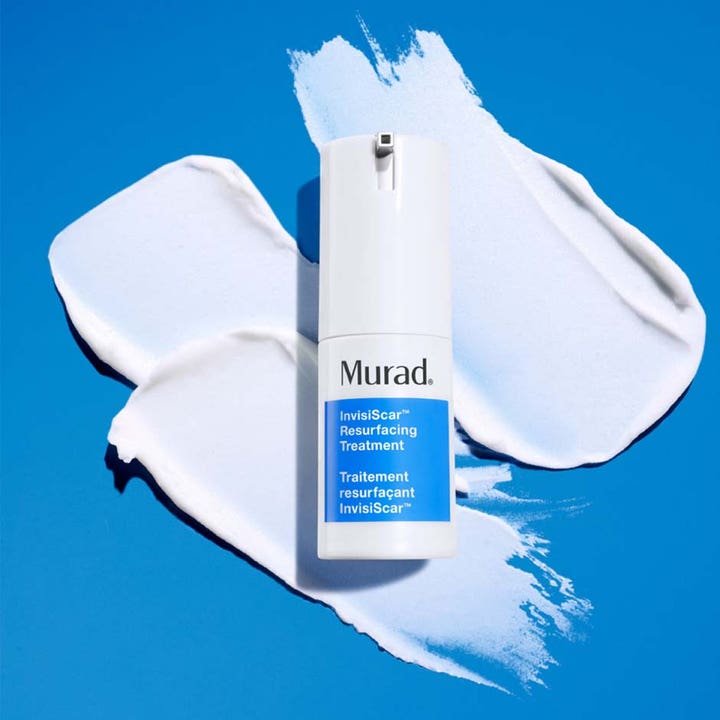 Murad Invisiscar Blemish Scar Treatment 15 ml acneärr behandling i vit pumpflaska på vita krämsvep mot blå bakgrund.