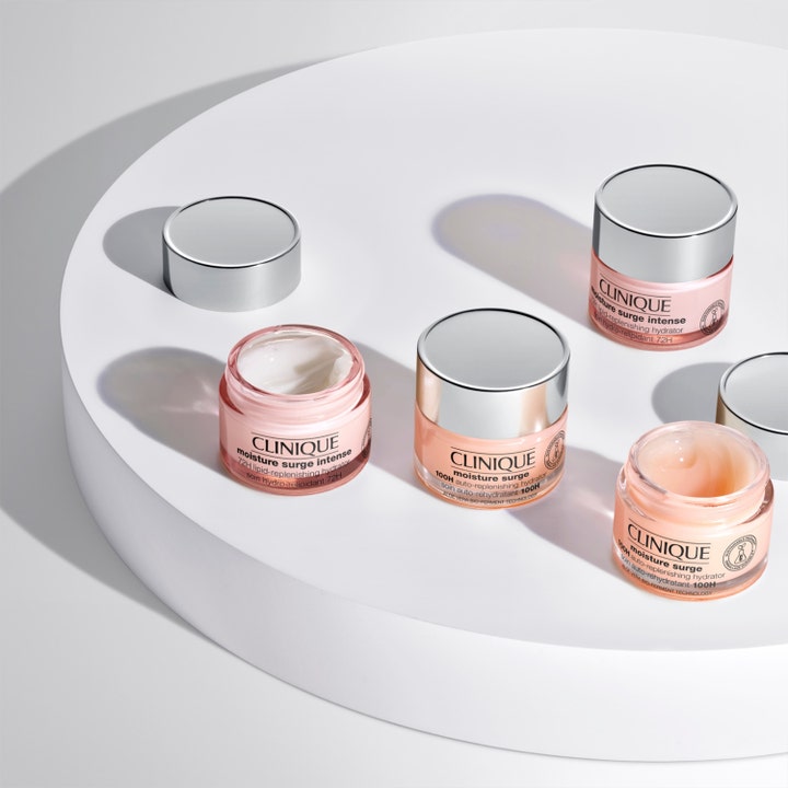 Clinique Moisture Surge 100H 75 ml återfuktande ansiktskräm i rosa burkar med krämig textur på en vit plattform