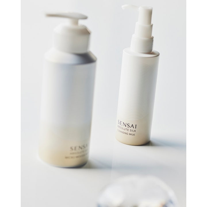 Sensai Absolute Silk Cleansing Milk 150 ml rengöringsmjölk i vit pumpflaska för en silkeslen hud