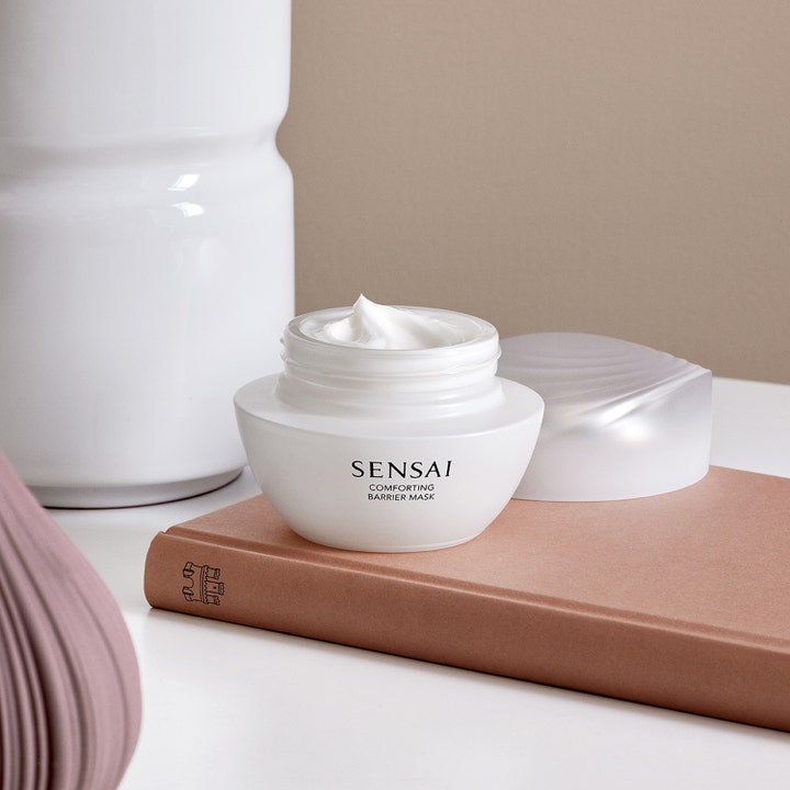 Sensai Comforting Barrier Mask 60 ml lugnande ansiktsmask i vit glasburk med krämig vit textur