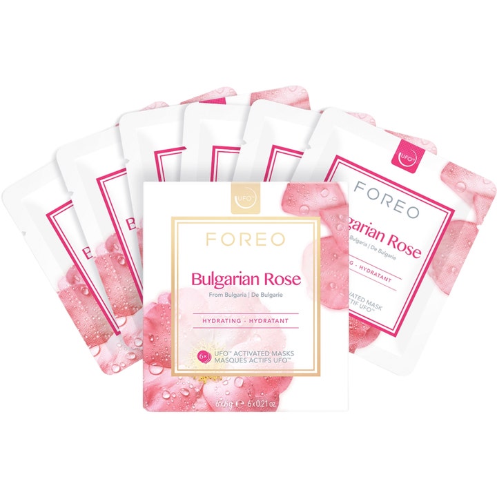 FOREO UFO Mask Bulgarian Rose 36 g fuktgivande ansiktsmask i vita dospåsar prydda med rosa rosenblad.