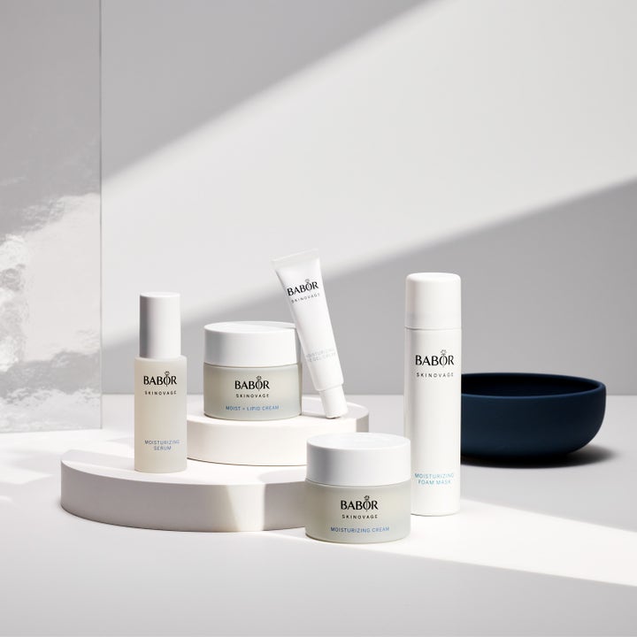 Babor Moisturizing Serum 30 ml återfuktande serum i frostad flaska bland andra Skinovage-produkter på vita podier