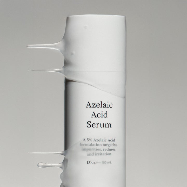 Jorgobé 5% Azelaic Acid Treatment 50 ml serum minskar rodnad i ansiktet med vit krämig textur på flaskan