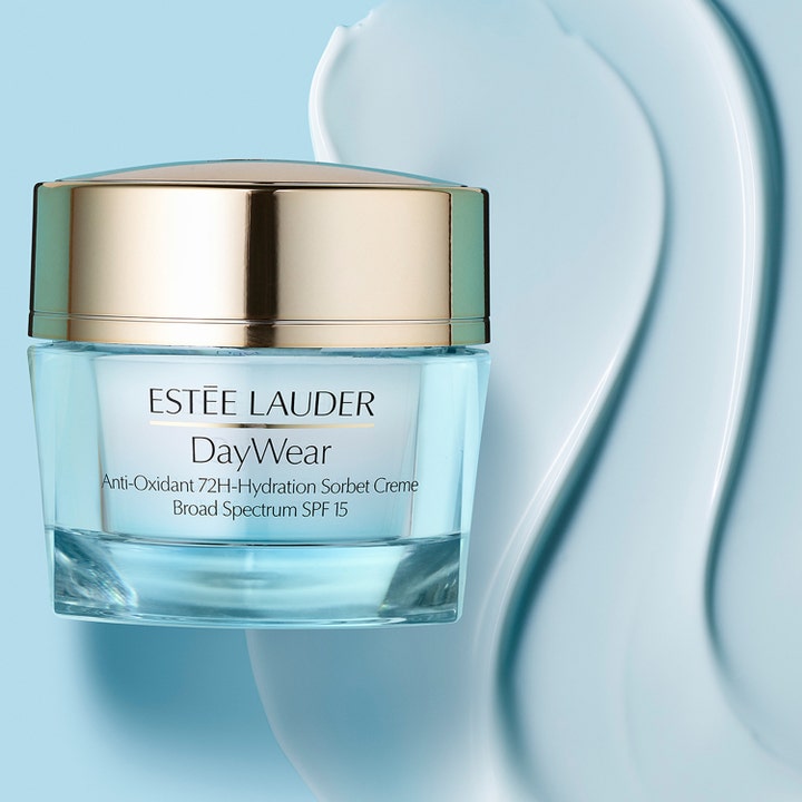 Estée Lauder DayWear Sorbet Cream SPF15 50 ml estee lauder dagkräm i ljusblå glasburk vid en krämig textur
