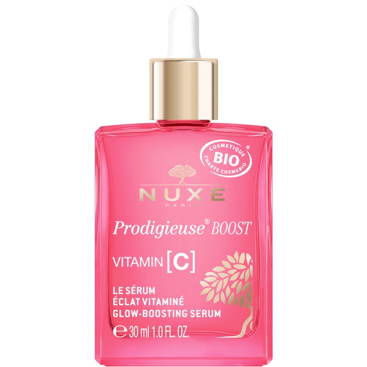 Nuxe Prodigieuse Boost 30 ml lystergivande c-vitamin serum ansiktet i en rosa glasflaska med guldfärgad pipettkork.