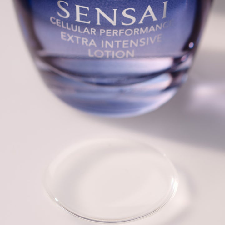 Sensai Cellular Performance Extra Intensive Lotion 125 ml återfuktande serum med klar flytande textur och lila glasflaska