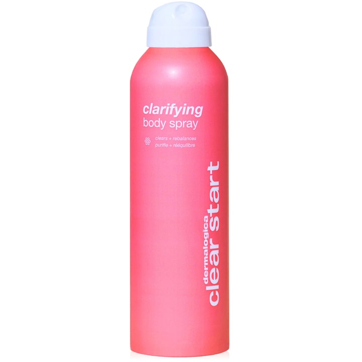Dermalogica Clear Start Clarifying Body Spray motverkar orenheter i en ceriserosa sprayflaska med vitt lock.