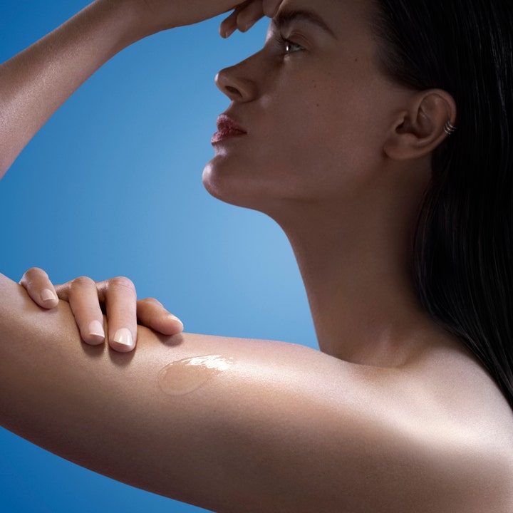 Biotherm Biocorps Body Serum 200 ml kemisk peeling kropp med en klar geltextur på huden mot en blå bakgrund