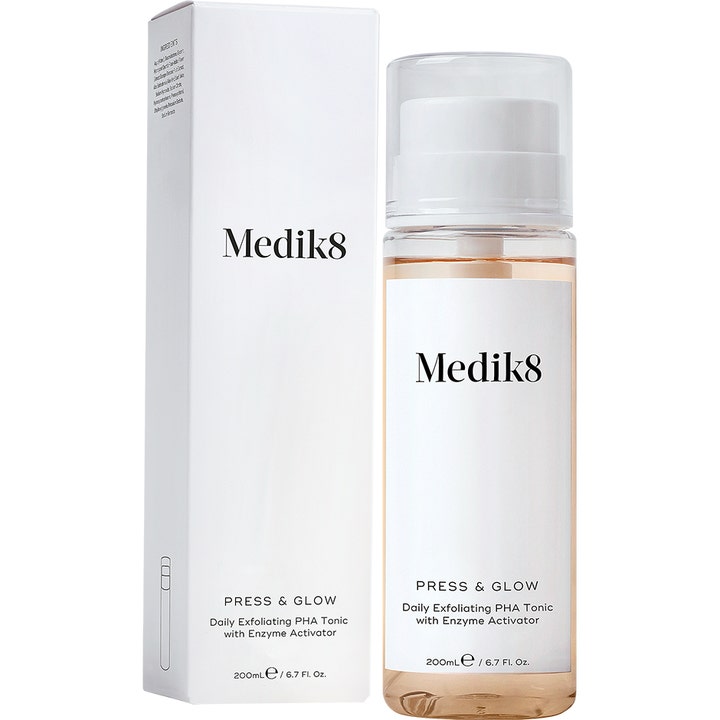 Medik8 Press & Glow 200 ml daglig exfolierande toner med pha i genomskinlig pumpflaska och vit ytterförpackning.