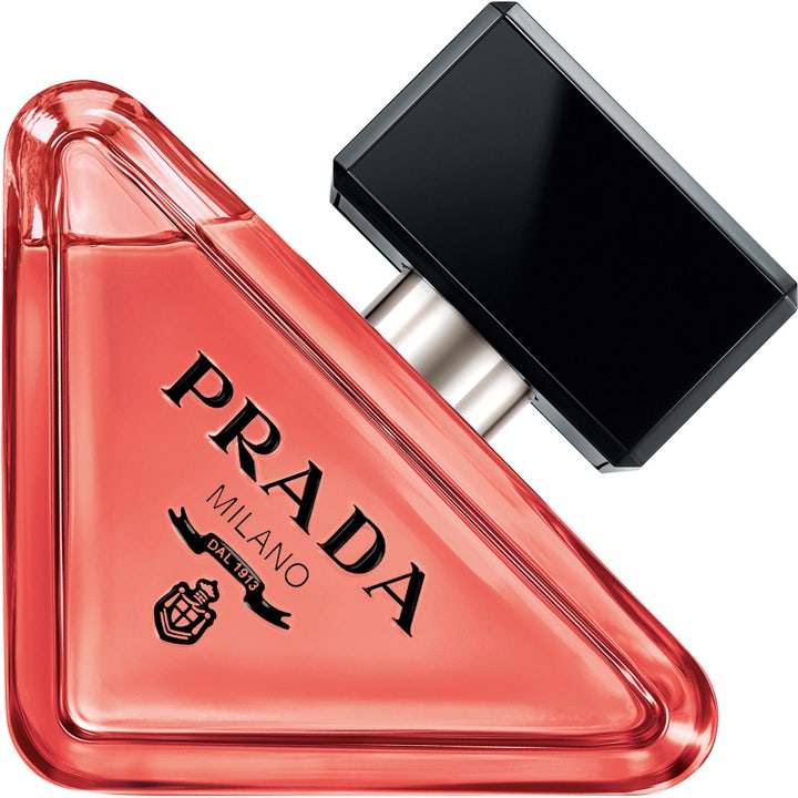 Prada Paradoxe Intense Eau de Parfum 50 ml damparfym i en triangulär glasflaska med djuprosa vätska och svart lock