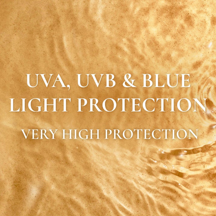 Nuxe Sun Stick Serum 25 g solskydd med UVA, UVB &amp; Blue Light Protection text över en yta av skimrande guldvatten