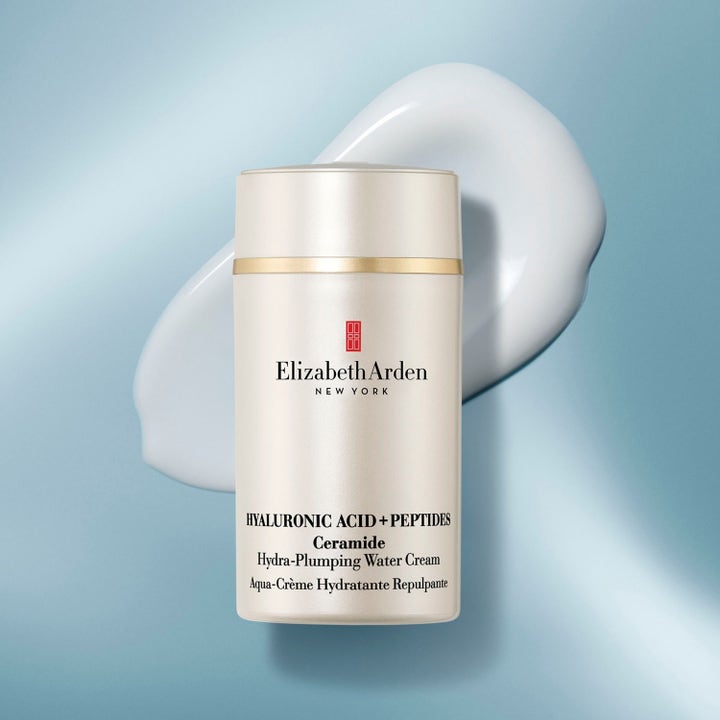 Elizabeth Arden Ceramide Hyaluronic Acid + Peptides Water Cream 50 ml ger fukt i pärlemorskimrande burk med krämig textur.