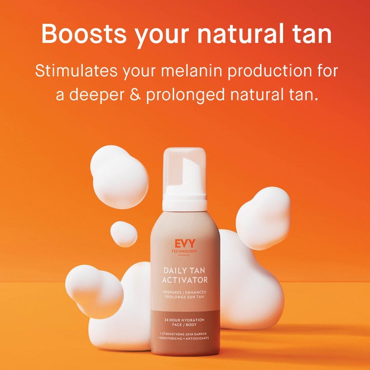 EVY Technology Daily Tan Activator Duo för hydraterande solbrun lyster i beige flaska med vitt skum mot orange bakgrund