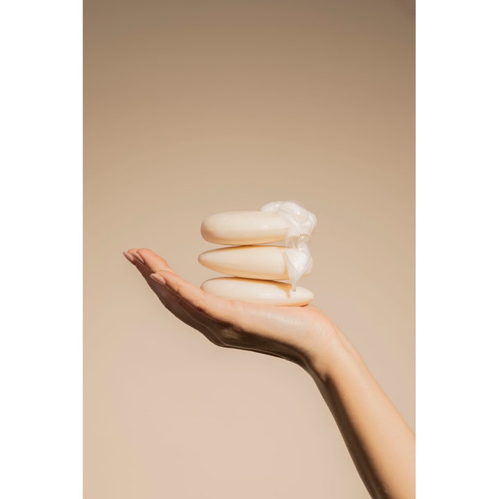 Compagnie de Provence Solid Face Cleanser 85 g ansiktsrengöring känslig hy botaniska oljor som ger lödder i en hand.