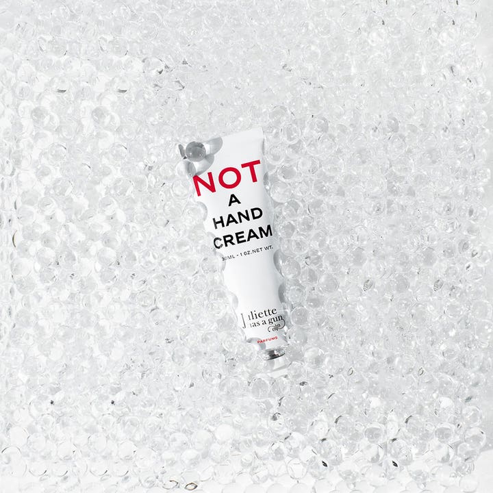 Juliette has a gun Not A Perfume Hand Cream 30 ml hypoallergen återfuktande handkräm på bädd av glaspärlor