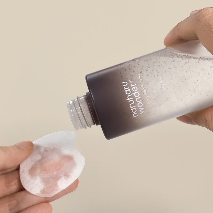 haruharu wonder Black Rice Hyaluronic Toner 300 ml återfuktande ansiktsvatten hälls på en mjuk bomullsrondell