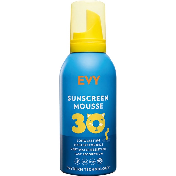 EVY Sunscreen Mousse SPF 30 dermatologiskt testad solkräm barn i en blå flaska med gult lock och lekfullt björnmotiv