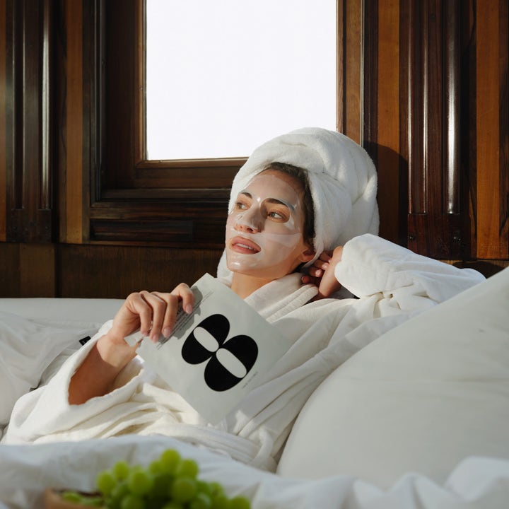 Verso N°8 Hydro Soothing Mask 1 st lugnande ansiktsmask kvinna i vit morgonrock med masken applicerad i ansiktet