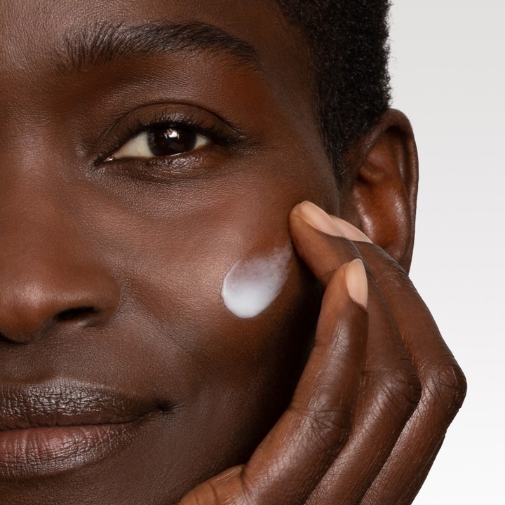 Lancôme Rénergie Multi-Lift Crème 50 ml anti-age dagkräm appliceras på huden för en uppstramande effekt.