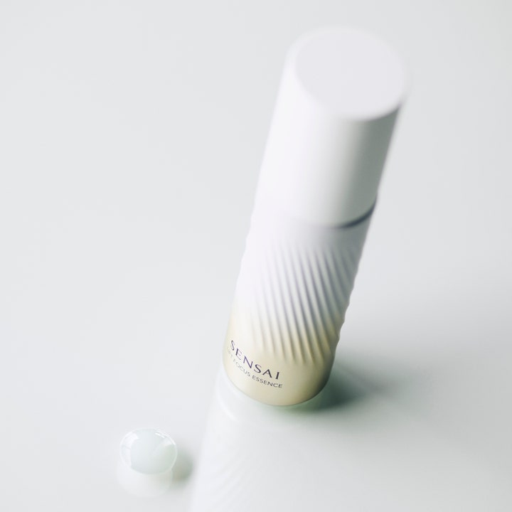 Sensai Lift Focus Essence 40 ml ansiktsessence lyfteffekt i vit och guldflaska med krämig droppe