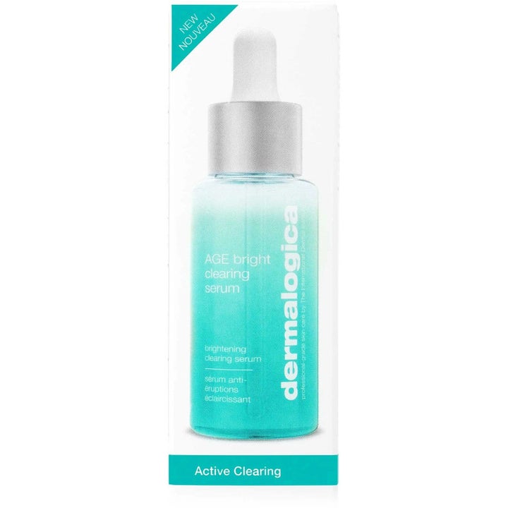 Dermalogica AGE Bright Clearing Serum Duo med niacinamid i turkos glasflaska med pipett och vit kartong.