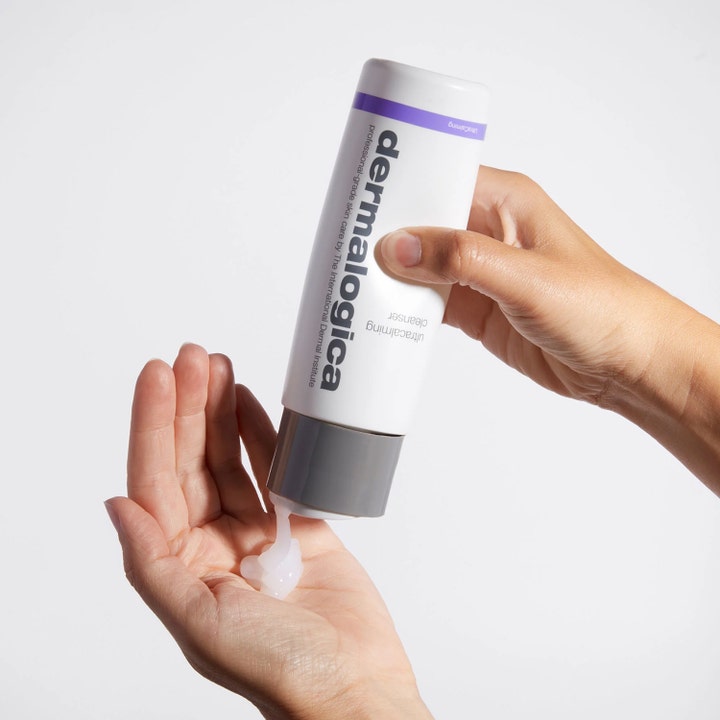 Dermalogica UltraCalming Cleanser 500 ml lugnande hudvård där vit gel trycks ut i handen för daglig rengöring reaktiv hud