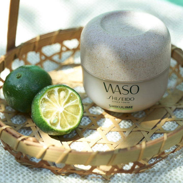 Shiseido Waso Shikulime Mega Hydrating Moisturizer 50 ml i burk bredvid limefrukter i en korg.