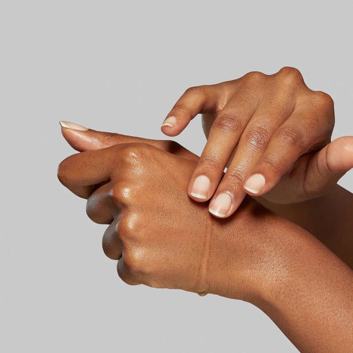 Dermalogica Hydration Serum Duo 2 x 30 ml återfuktande hudvård där ett klart serum stryks ut över huden på en hand