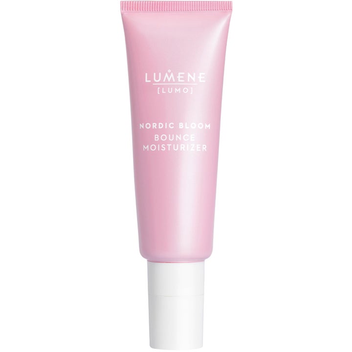 Lumene Nordic Bloom Bounce Moisturizer ansiktskräm som ger spänst i en ljusrosa tub med vit kork.