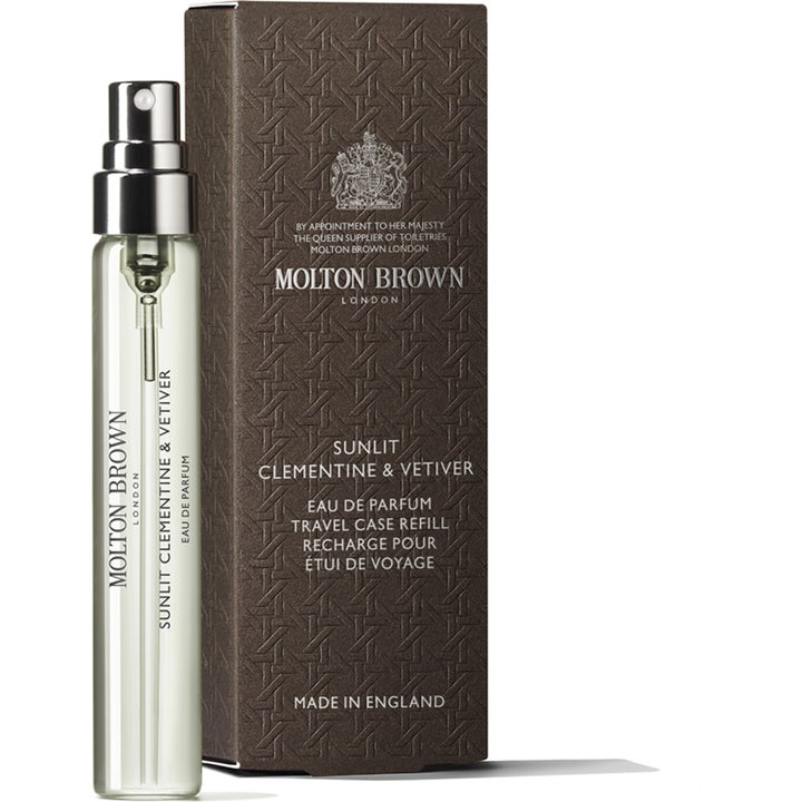 Molton Brown Sunlit Clementine & Vetiver 7,5 ml citrus parfym dam i glasflaska framför brun mönstrad kartong