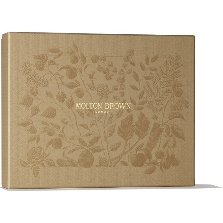 Molton Brown Floral & Green Body Care Collection 900 ml set i en lyxig guldbeige presentask med botaniskt mönster