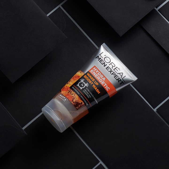 L'Oréal Paris Hydra Energetic Wash 100 ml energigivande ansiktsrengöring män i tub mot mörk bakgrund
