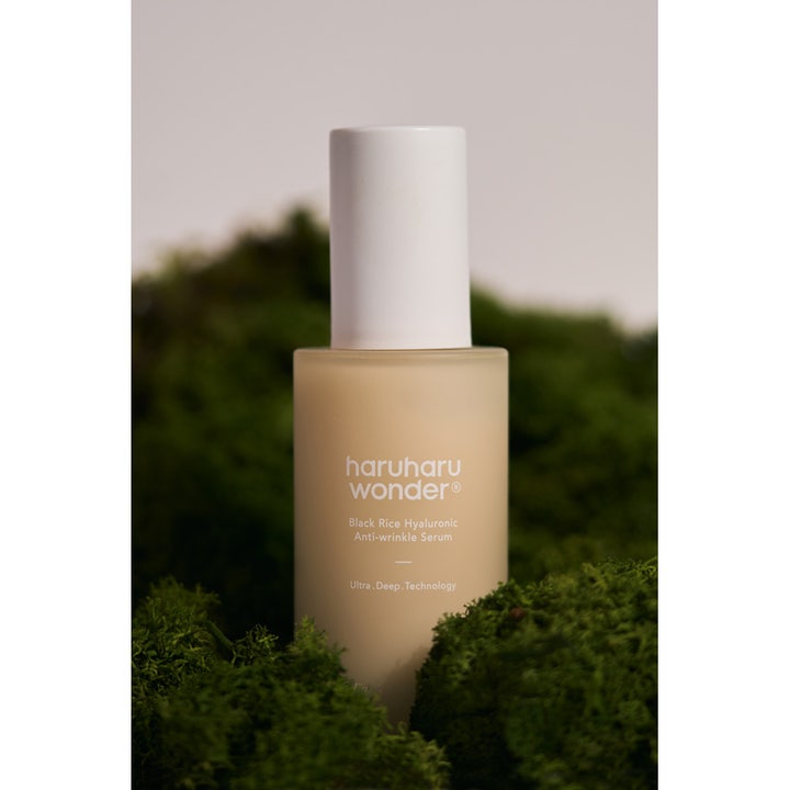 haruharu wonder Black Rice Hyaluronic Anti-wrinkle Serum 50 ml hyaluronsyra anti-rynk serum i frostad flaska bland mossa