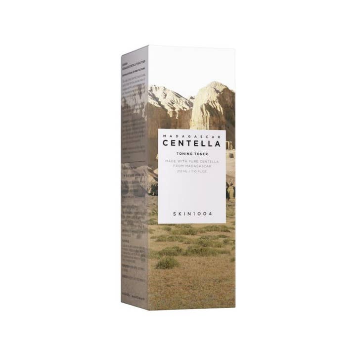 SKIN1004 Madagascar Centella Toning Toner 210 ml lugnande toner i vit ytterförpackning med landskapsbild av berg