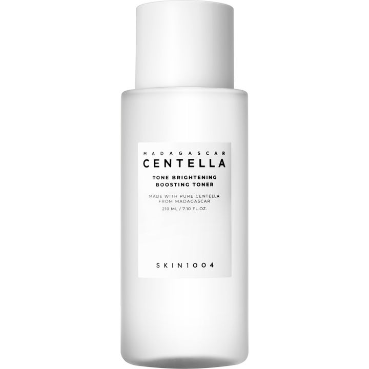 SKIN1004 Madagascar Centella Tone Brightening Boosting Toner 210 ml uppljusande toner i frostad vit flaska med vitt lock