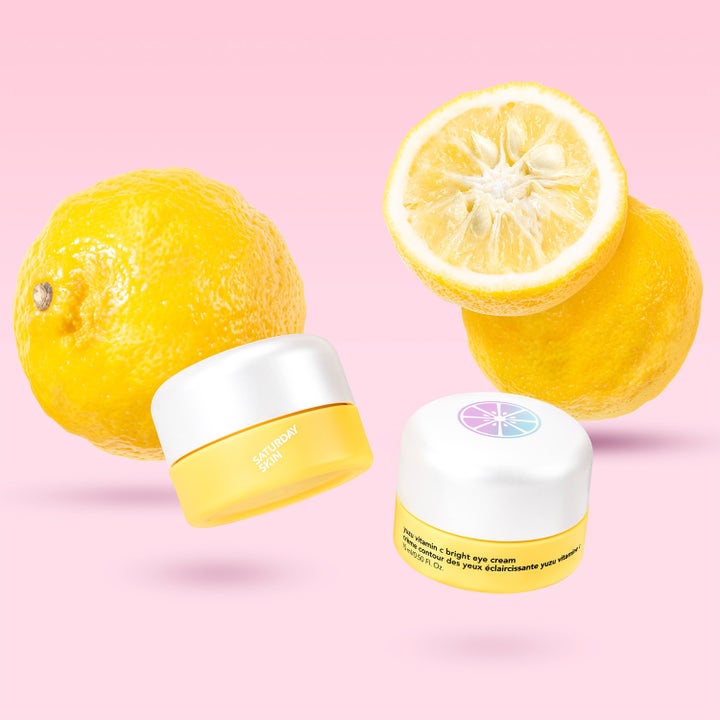 Saturday Skin Yuzu Vitamin C Bright Eye Cream 15 ml lystergivande ögonkräm i gula burkar omgivna av yuzufrukt.
