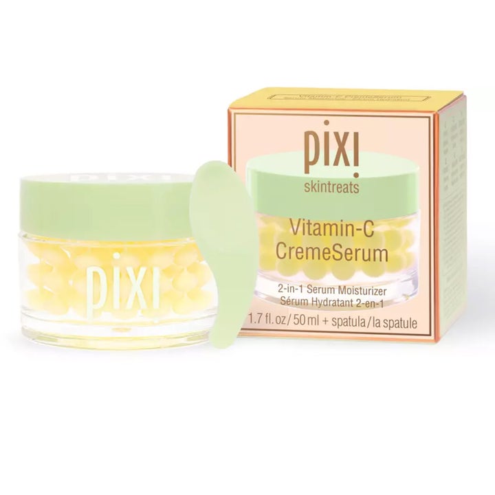 Pixi Vitamin-C CremeSerum 50 ml lystergivande dagkräm i glasburk med gula pärlor och spatel