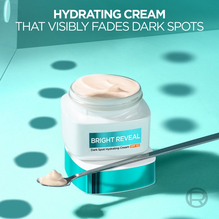 L'Oréal Paris Bright Reveal 50 ml återfuktande dagkräm i burk med spf 50 som reducerar mörka fläckar.