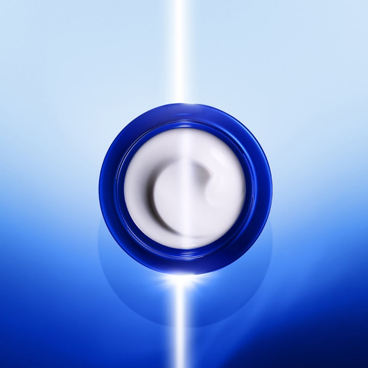 Shiseido BioPerformance Skin HiForce Cream 50 ml ansiktskräm med fyllig vit textur i en rund blå burk sedd uppifrån.