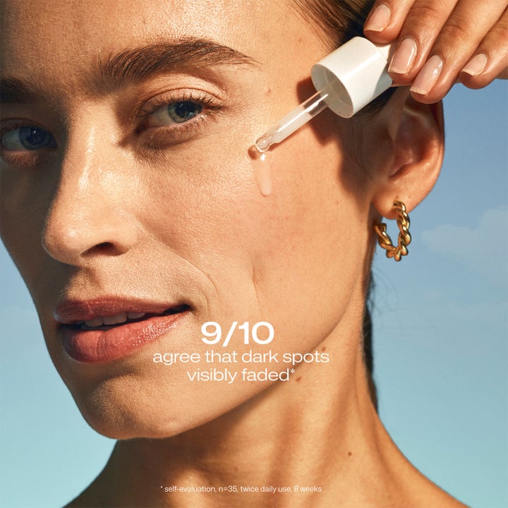 Lumene Dark Spot Serum 30 ml mot mörka fläckar appliceras med en pipett direkt på huden för lyster.