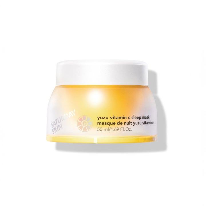 Saturday Skin Yuzu Vitamin C Sleep Mask 50 ml lystergivande nattmask i en gul frostad burk med vitt lock