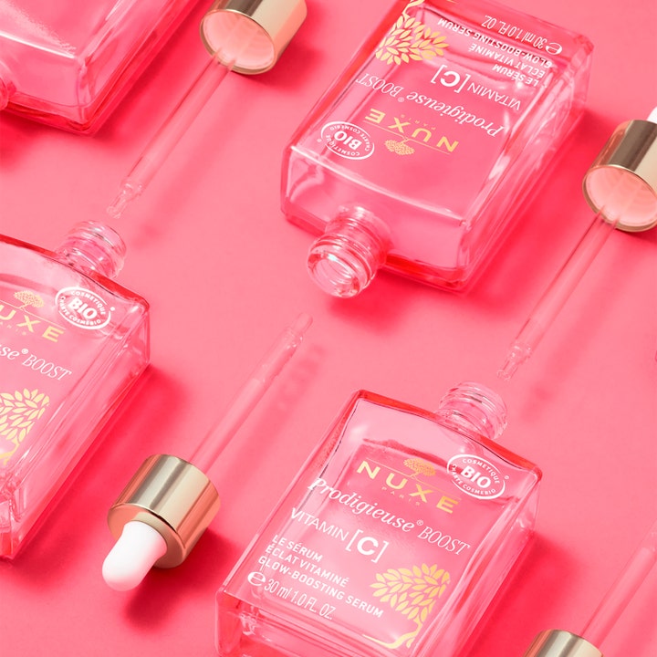 Nuxe Prodigieuse Boost Vitamin C Glow Boosting Serum 30 ml c-vitamin serum ansiktet i rosa glasflaskor med pipetter i guld