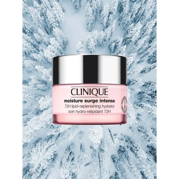 Clinique Moisture Surge Intense 72H 125 ml återfuktande ansiktskräm i rosa glasburk framför snötäckt skog