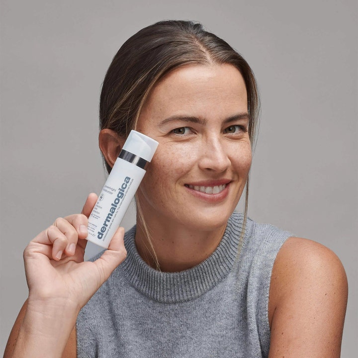 Dermalogica Powerbright Moisturizer 50 ml dagkräm med spf 50 ger jämnare hudton och hålls av kvinna vid ansiktet.