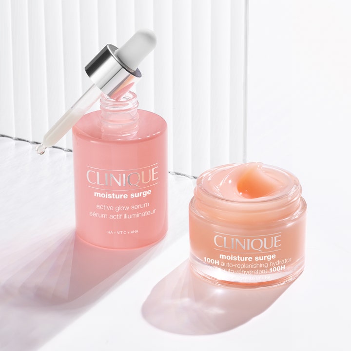 Clinique Moisture Surge Active Glow Serum 30 ml ger aktiv hydrering i rosa glasflaska med pipett och lyxig ansiktskräm.