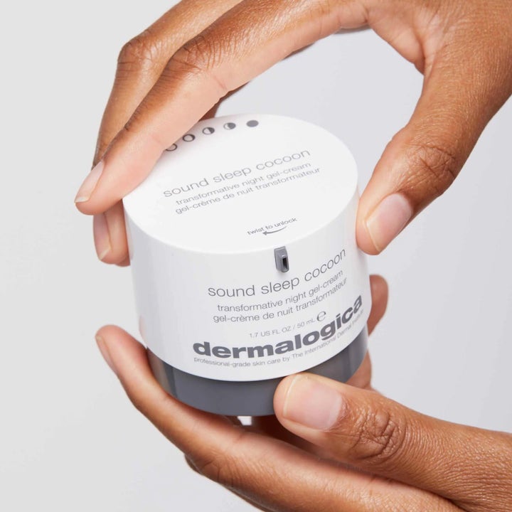 Dermalogica Sound Sleep Cocoon 50 ml återfuktande nattkräm i vit burk med månsymboler som hålls i händerna