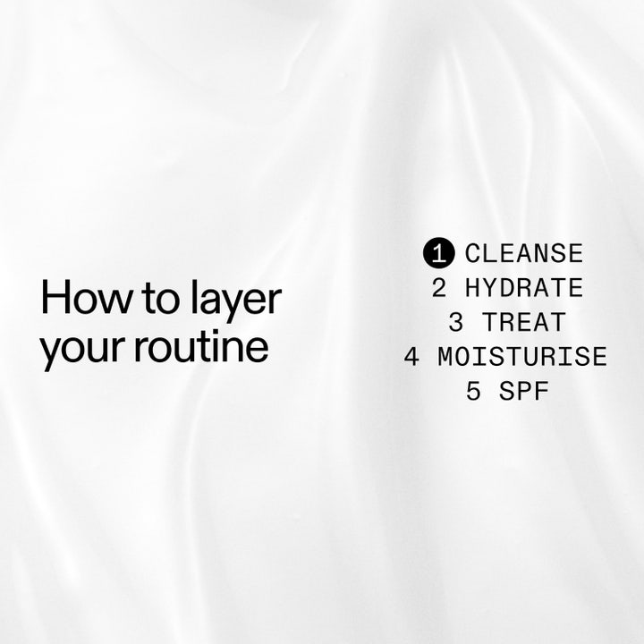 The INKEY List Hydrating Cream to Milk Cleanser 180 ml återfuktande ansiktsrengöring i pumpflaska i en vit krämig splash