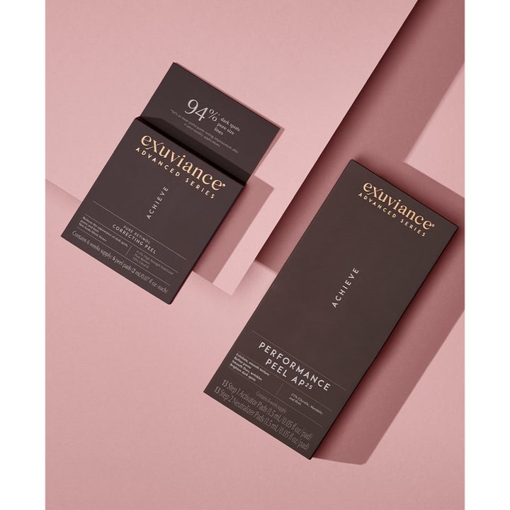 Exuviance Pure Retinol Correcting Peel 6 st retinolpeeling i svarta förpackningar på rosa bakgrund